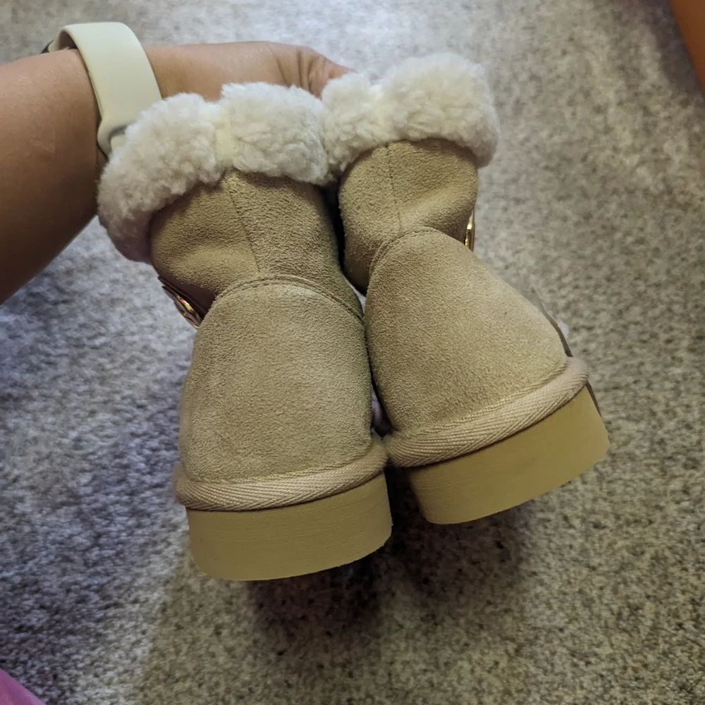 Michael Kors Cream Winter Boots with Plush Lining - Picture 2 of 5